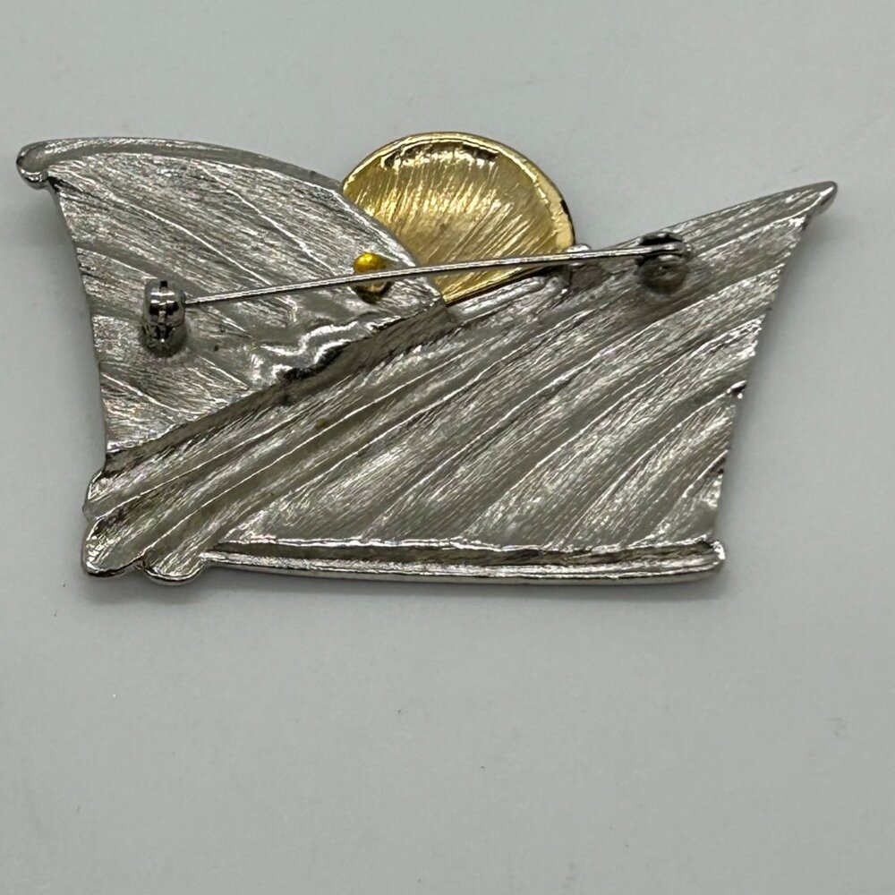 Vintage Art Deco-Inspired Flapper Brooch Silver-Toned Texture Gold-tone Profile - Picture 8 of 16